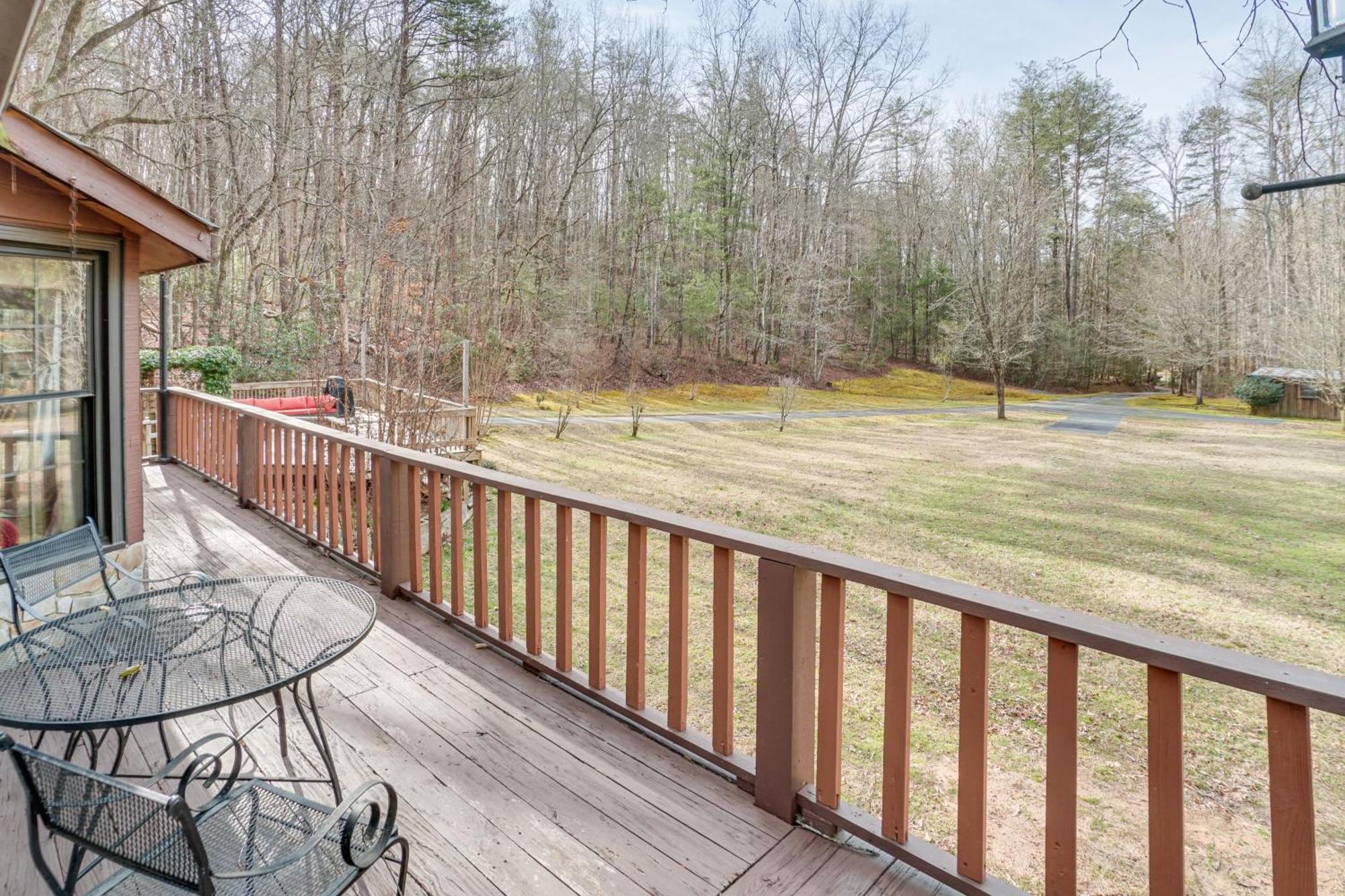 Charming Cabin With Fire Pit And Decks About 7 Mi To Helen Sautee Nacoochee Exterior foto