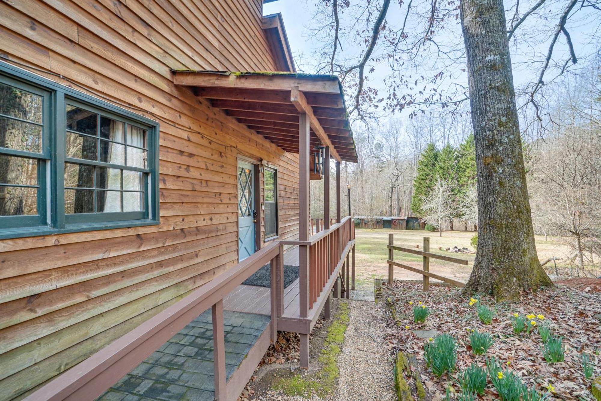 Charming Cabin With Fire Pit And Decks About 7 Mi To Helen Sautee Nacoochee Exterior foto
