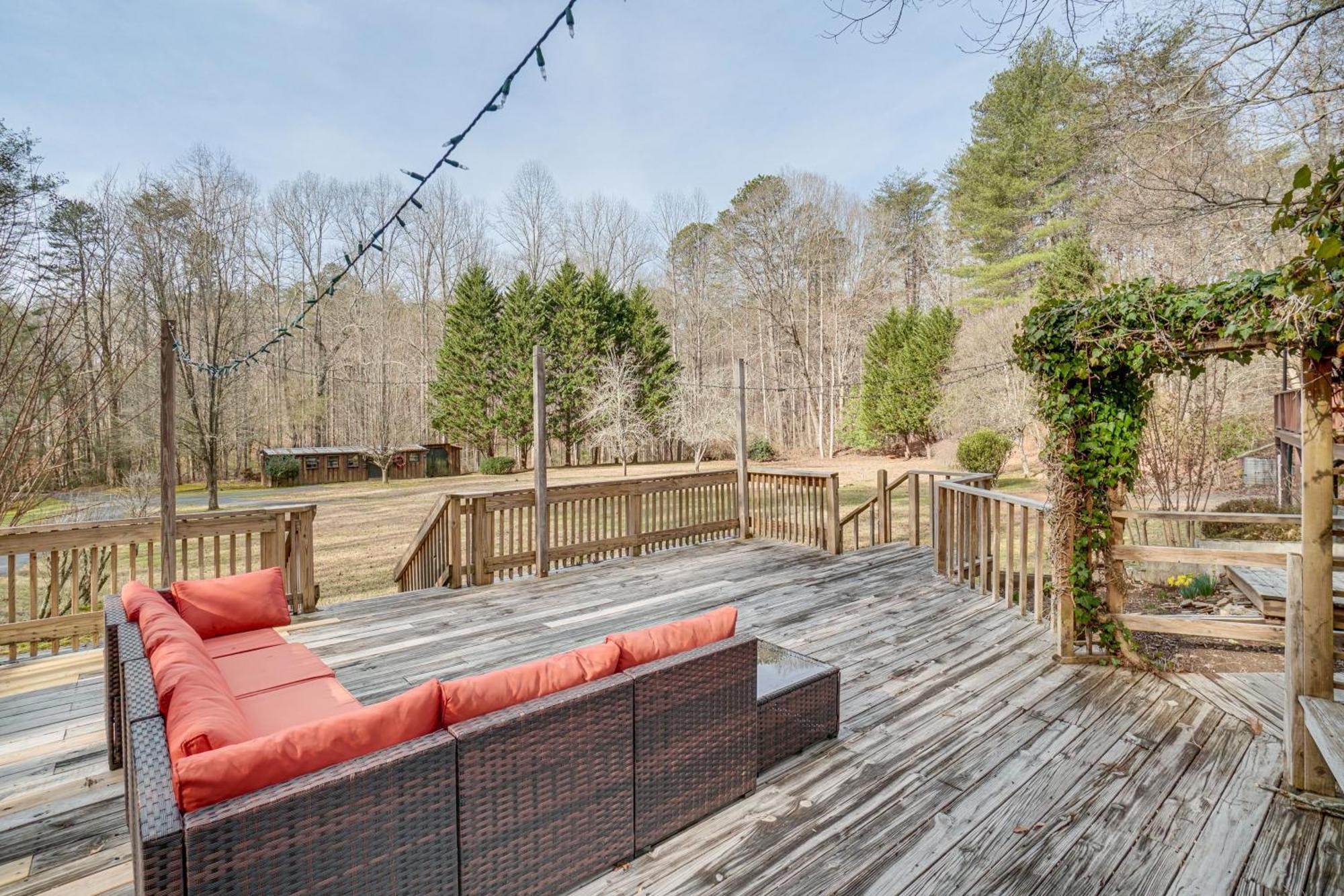 Charming Cabin With Fire Pit And Decks About 7 Mi To Helen Sautee Nacoochee Exterior foto